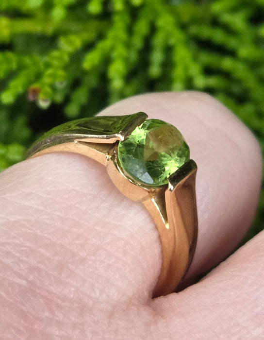 6407 Vintage 18ct Gold Peridot Solitaire Dress/Stacker Ring- Exquisite