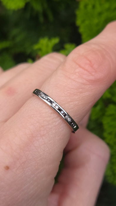 6427: Vintage 9ct White Gold Black & White Natural Diamonds Stacker Ring