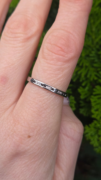 6427: Vintage 9ct White Gold Black & White Natural Diamonds Stacker Ring