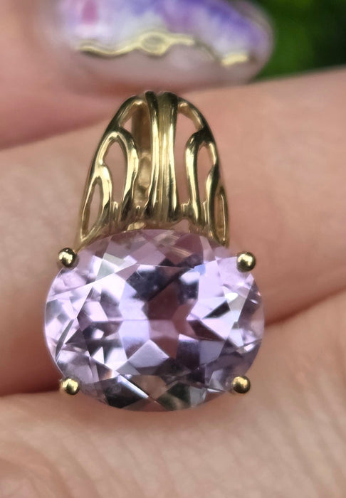 0890 Vintage: 9ct Yellow Gold Oval Lilac Amethyst Pendant