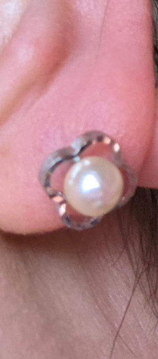 2638: Vintage 14ct Gold Cultured Pearl Stud Earrings