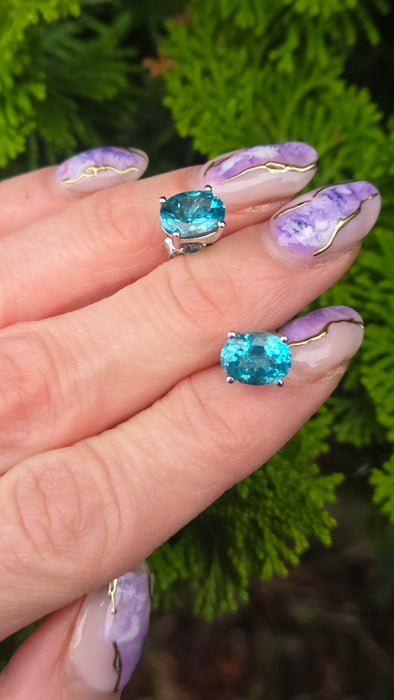 2979: Vintage 18ct White Gold Blue Zircon Stud Earrings