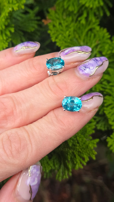 2979: Vintage 18ct White Gold Blue Zircon Stud Earrings