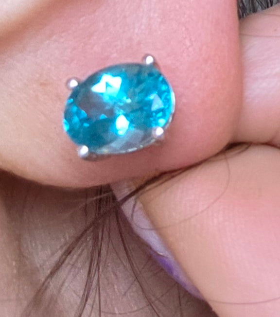 2979: Vintage 18ct White Gold Blue Zircon Stud Earrings