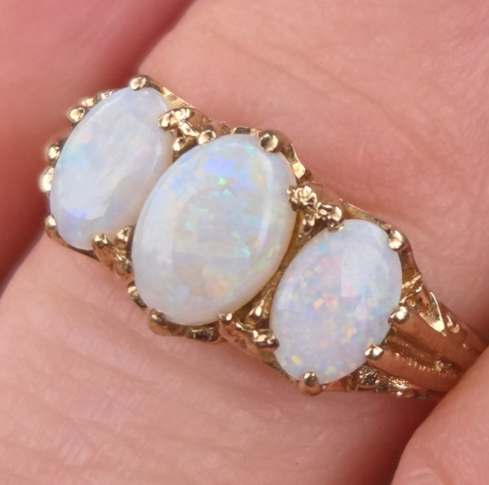 2983: Vintage Classic 9ct Gold White Opals Trilogy Rimg
