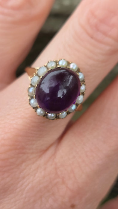 2585: Vintage 9ct Gold Lilac Cabochon Amethyst Seed Pearls Cocktail Ring