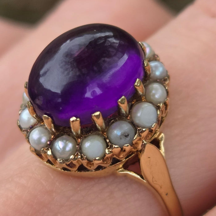 2585: Vintage 9ct Gold Lilac Cabochon Amethyst Seed Pearls Cocktail Ring