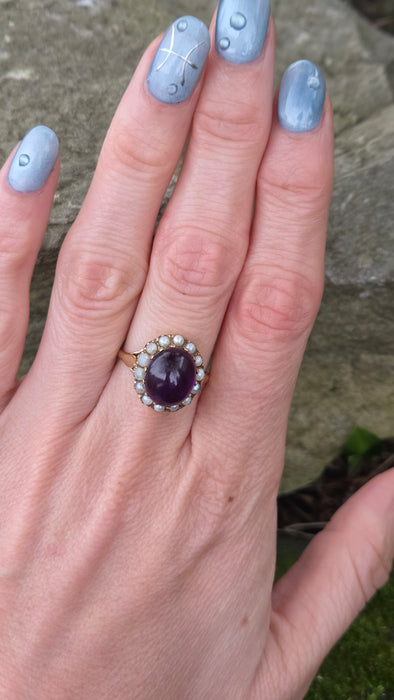 2585: Vintage 9ct Gold Lilac Cabochon Amethyst Seed Pearls Cocktail Ring