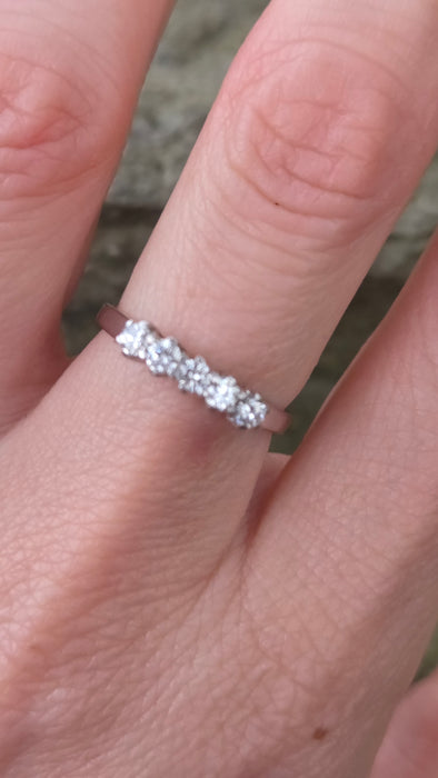 2950- Vintage 14ct White Gold Natural Sparkling Diamonds 5-Stone Ring (0.5ct)
