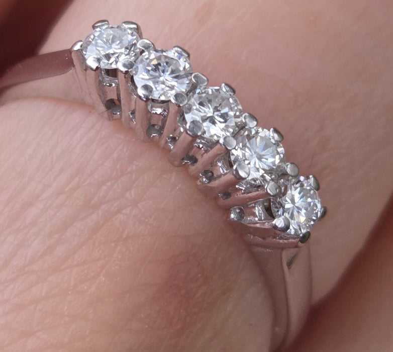 2950- Vintage 14ct White Gold Natural Sparkling Diamonds 5-Stone Ring (0.5ct)