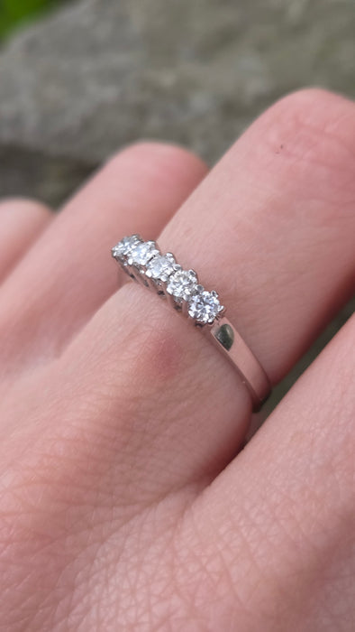 2950- Vintage 14ct White Gold Natural Sparkling Diamonds 5-Stone Ring (0.5ct)