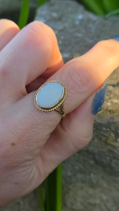 2843: Vintage 9ct Gold Oval Cabochon Opal Solitaires Ring