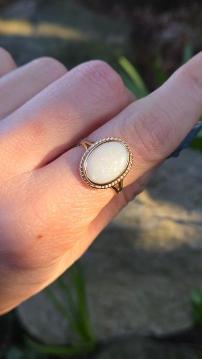 2843: Vintage 9ct Gold Oval Cabochon Opal Solitaires Ring