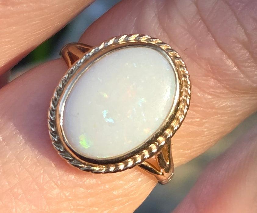 2843: Vintage 9ct Gold Oval Cabochon Opal Solitaires Ring