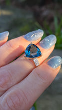 Load image into Gallery viewer, 2859: Vintage 9ct Yellow God Trillion Cut Ocean Blue Spinel Cocktail Ring
