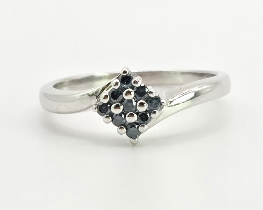2865: Vintage 9ct White Gold Blue Diamonds Geometric Set Ring