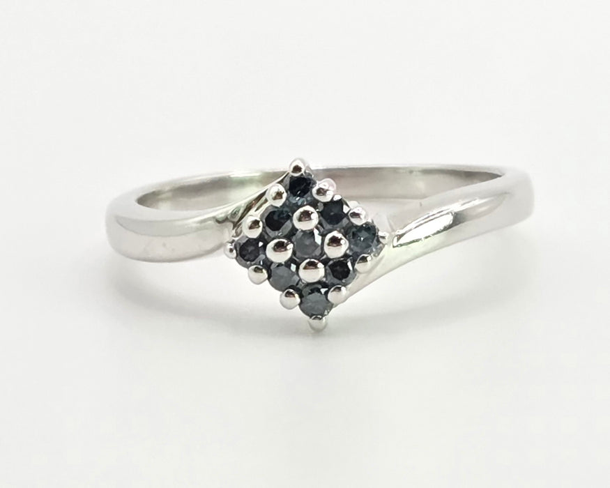 2865: Vintage 9ct White Gold Blue Diamonds Geometric Set Ring