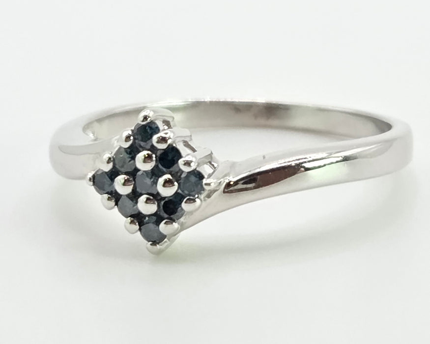 2865: Vintage 9ct White Gold Blue Diamonds Geometric Set Ring