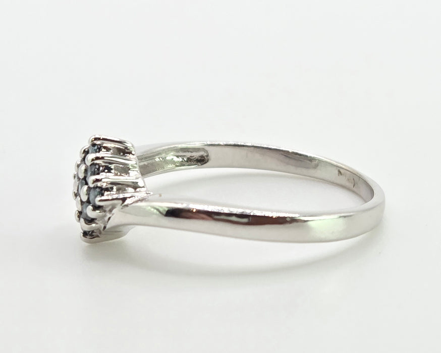 2865: Vintage 9ct White Gold Blue Diamonds Geometric Set Ring