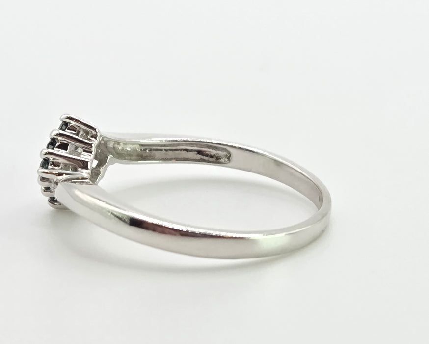 2865: Vintage 9ct White Gold Blue Diamonds Geometric Set Ring