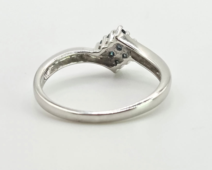 2865: Vintage 9ct White Gold Blue Diamonds Geometric Set Ring