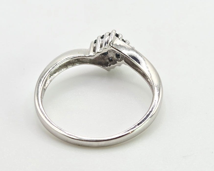 2865: Vintage 9ct White Gold Blue Diamonds Geometric Set Ring