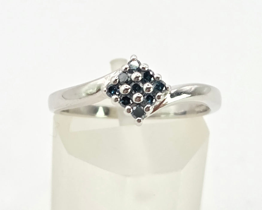 2865: Vintage 9ct White Gold Blue Diamonds Geometric Set Ring