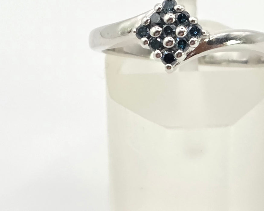 2865: Vintage 9ct White Gold Blue Diamonds Geometric Set Ring