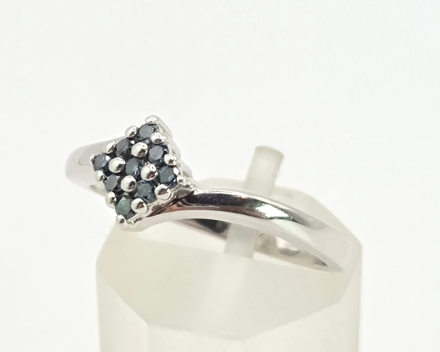 2865: Vintage 9ct White Gold Blue Diamonds Geometric Set Ring
