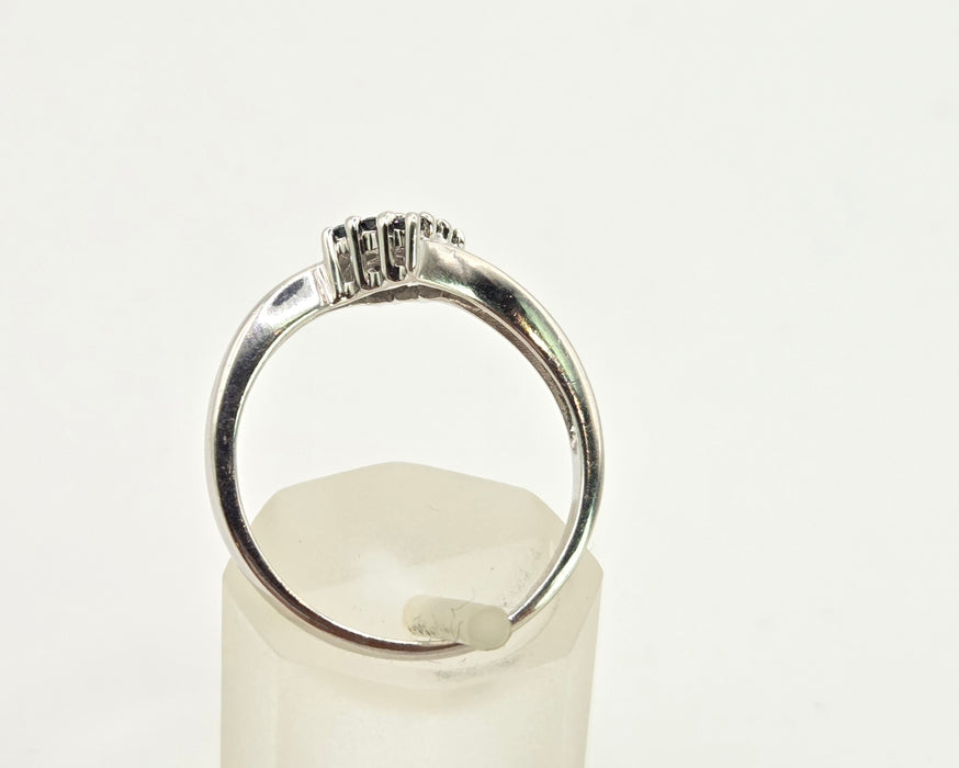 2865: Vintage 9ct White Gold Blue Diamonds Geometric Set Ring