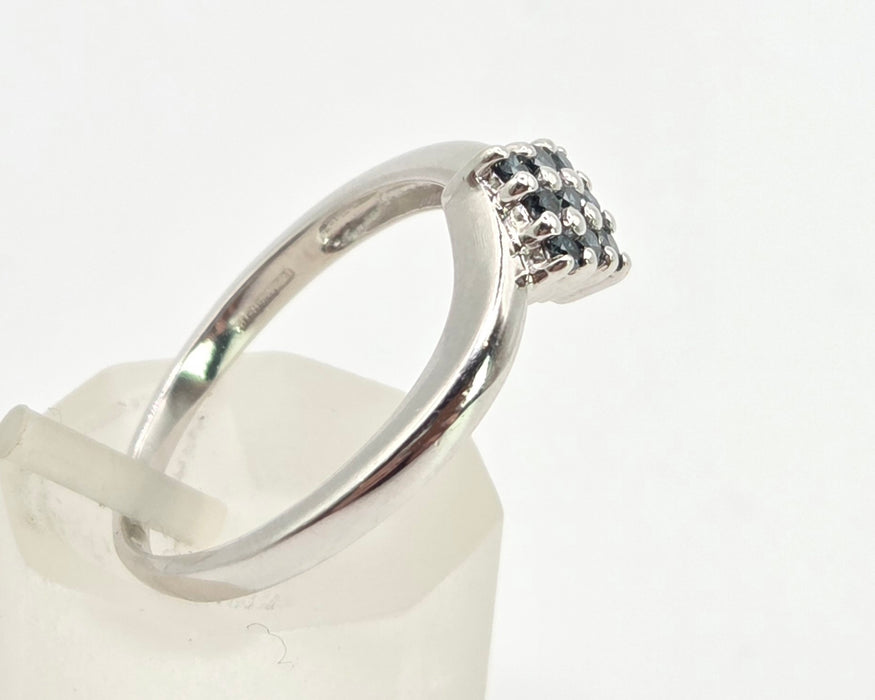 2865: Vintage 9ct White Gold Blue Diamonds Geometric Set Ring