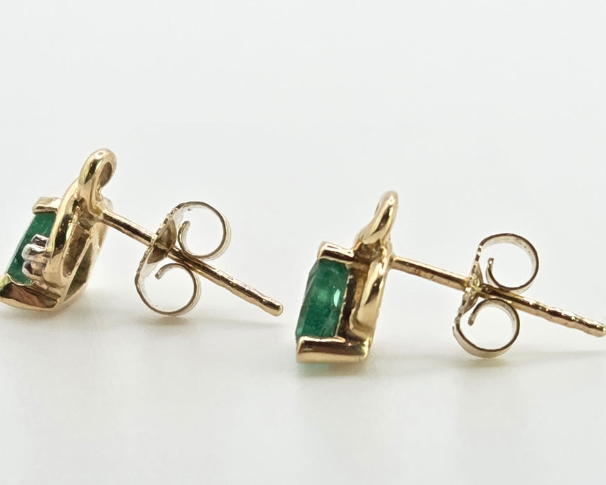 2866: Vintage: 9ct Gold Trillion Cut Emerald & Diamond Stud Earrings
