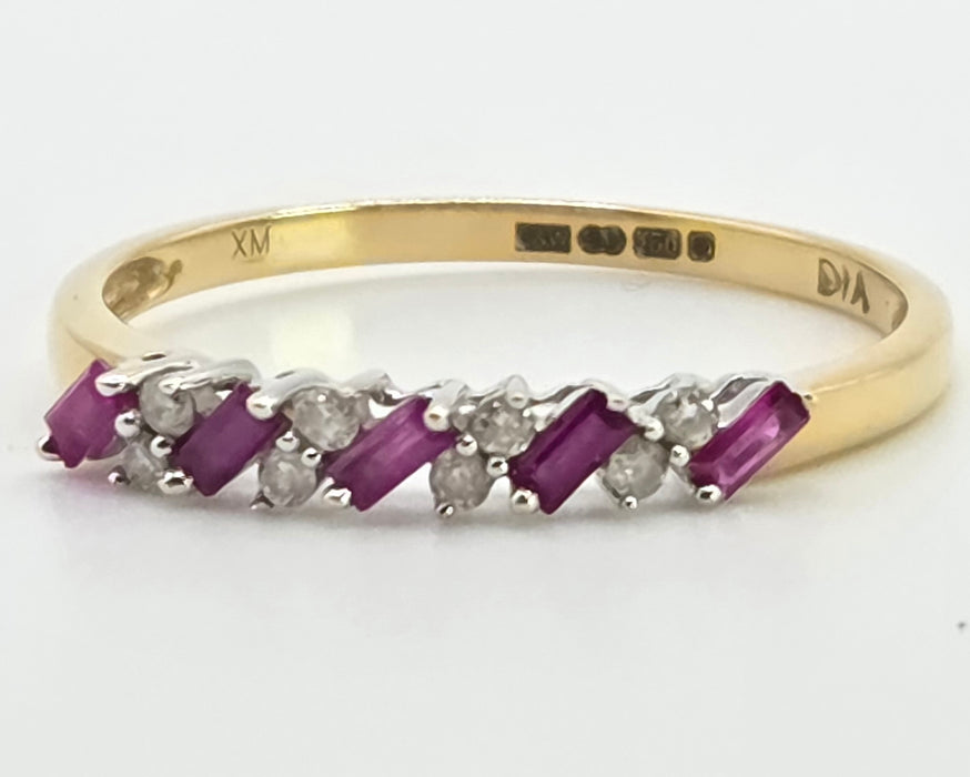 2869: Vintage 18ct Gold Rubies Natural Sparkling Diamonds Dress/Stacker Ring