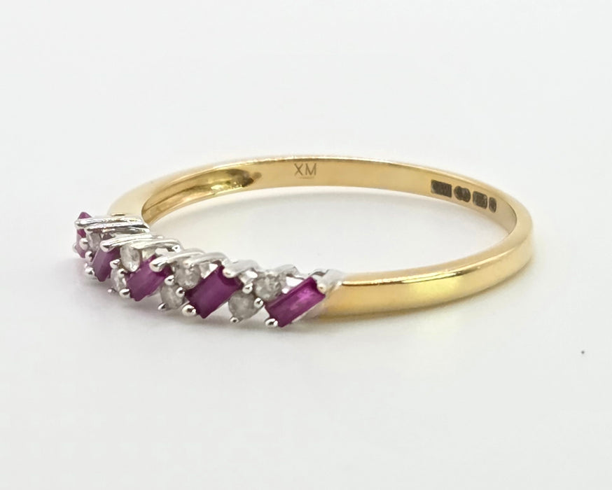 2869: Vintage 18ct Gold Rubies Natural Sparkling Diamonds Dress/Stacker Ring