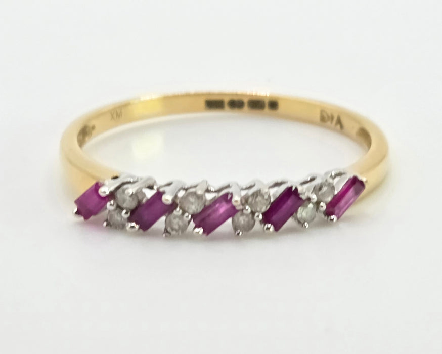 2869: Vintage 18ct Gold Rubies Natural Sparkling Diamonds Dress/Stacker Ring