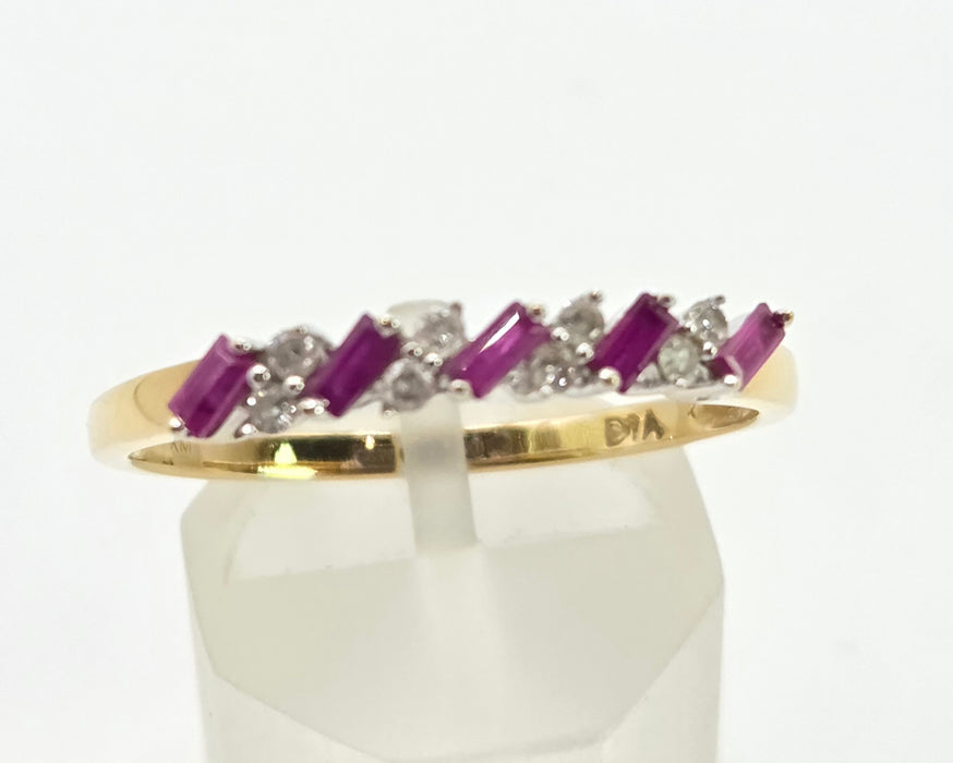 2869: Vintage 18ct Gold Rubies Natural Sparkling Diamonds Dress/Stacker Ring