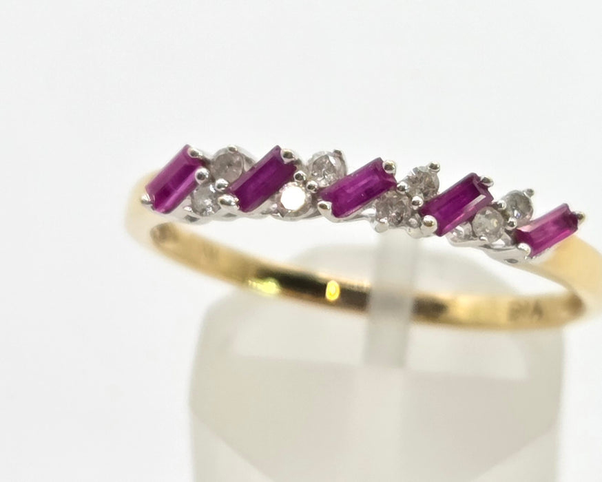 2869: Vintage 18ct Gold Rubies Natural Sparkling Diamonds Dress/Stacker Ring