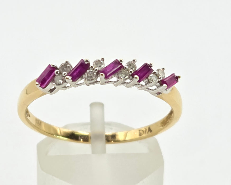 2869: Vintage 18ct Gold Rubies Natural Sparkling Diamonds Dress/Stacker Ring