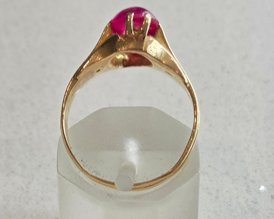 2972: Vintage 18ct Gold Cabochon Cut Ruby Solitaire Ring