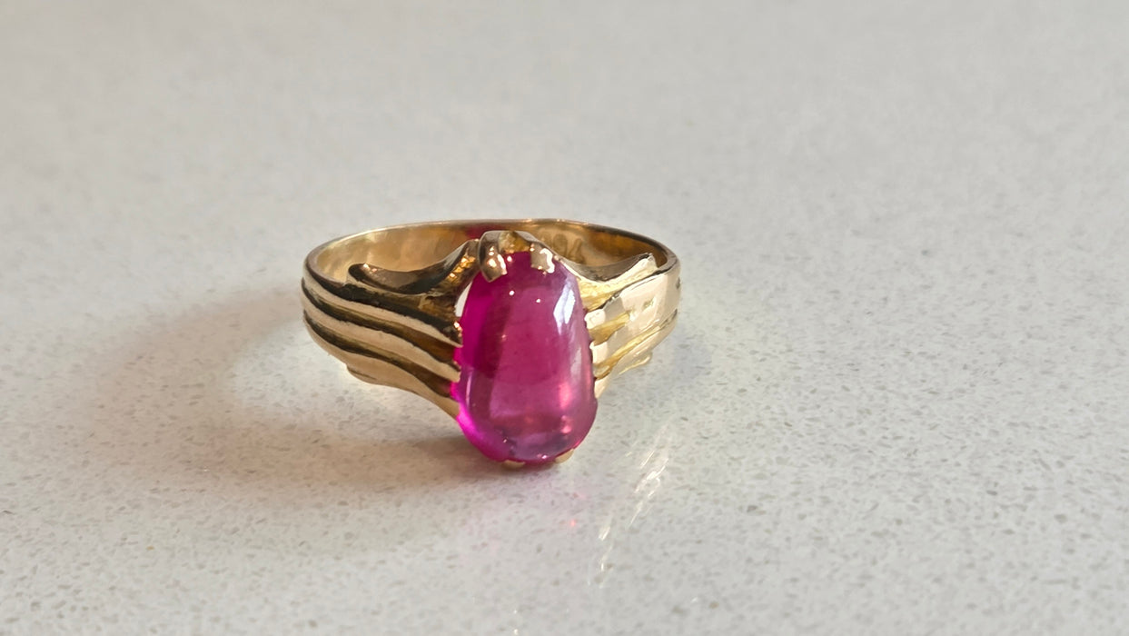 2972: Vintage 18ct Gold Cabochon Cut Ruby Solitaire Ring