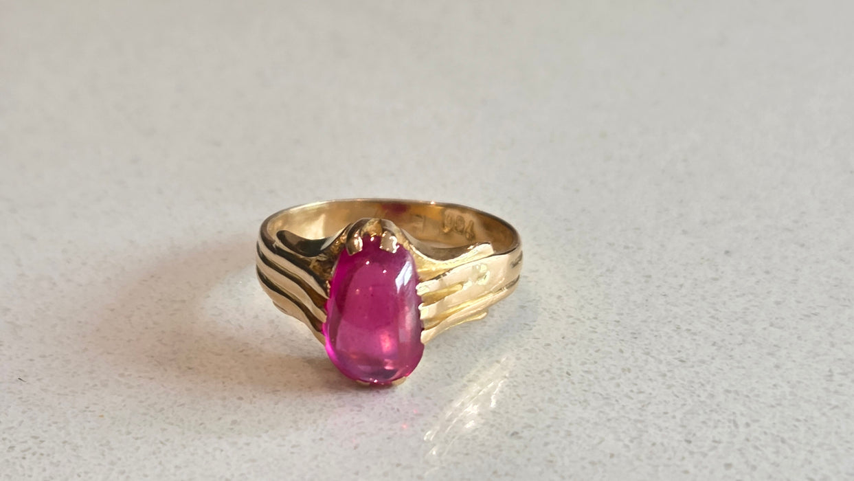 2972: Vintage 18ct Gold Cabochon Cut Ruby Solitaire Ring