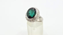 Cargar imagen en el visor de la galería, 2991 Vintage 18ct White Gold Green Tourmaline (6.3ct) Diamonds Cluster Ring
