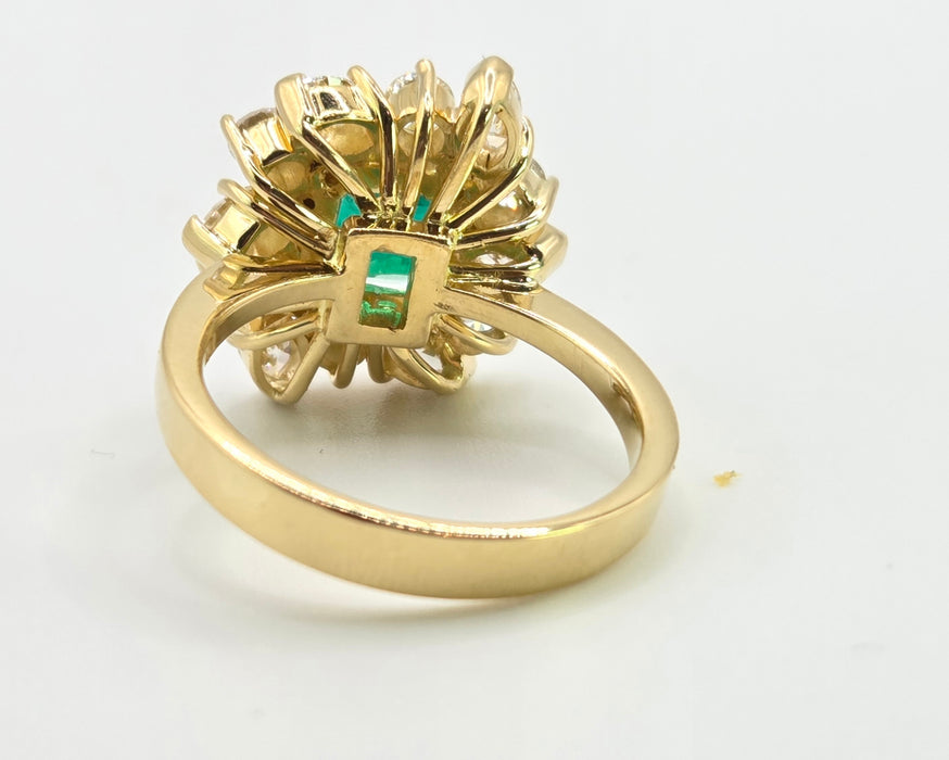 3014 Vintage 18ct Gold Emerald (2.42ct) Diamonds (1.5ct) Cluster Ring