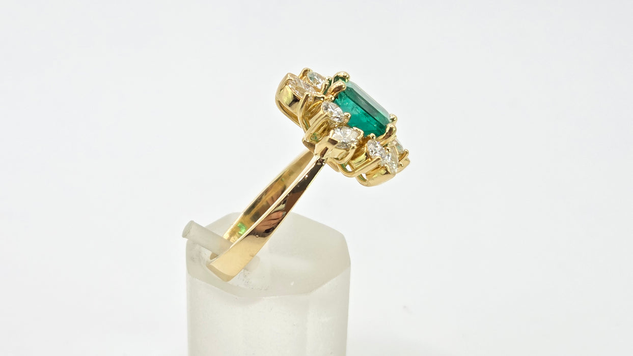 3014 Vintage 18ct Gold Emerald (2.42ct) Diamonds (1.5ct) Cluster Ring