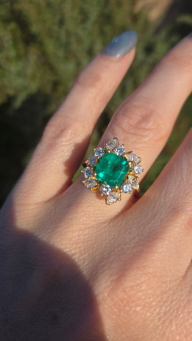 3014 Vintage 18ct Gold Emerald (2.42ct) Diamonds (1.5ct) Cluster Ring