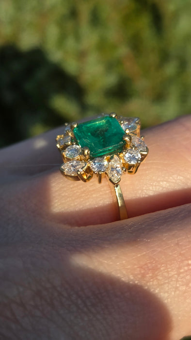 3014 Vintage 18ct Gold Emerald (2.42ct) Diamonds (1.5ct) Cluster Ring