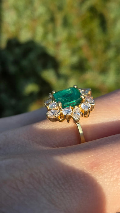3014 Vintage 18ct Gold Emerald (2.42ct) Diamonds (1.5ct) Cluster Ring