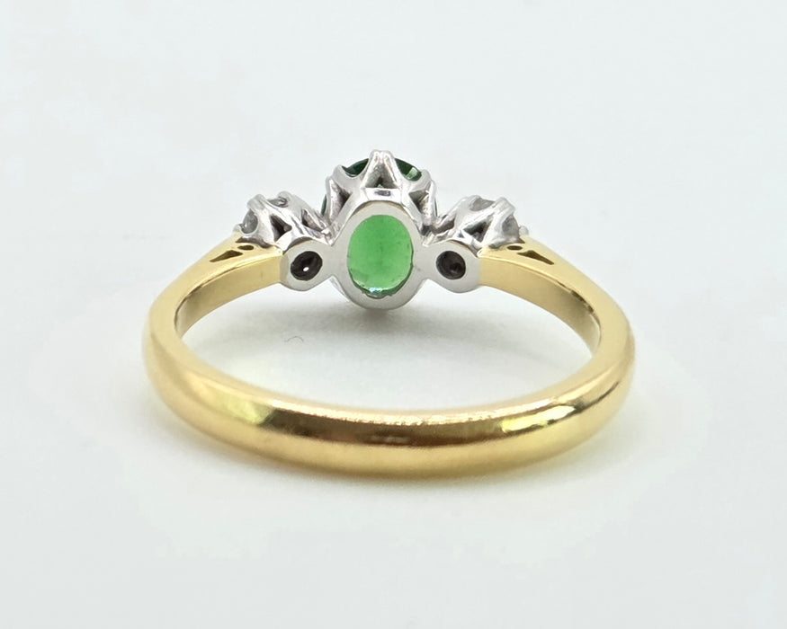 2873: Vintage 18ct Gold Green Garnet & Diamonds 3-Stone Straight Ring