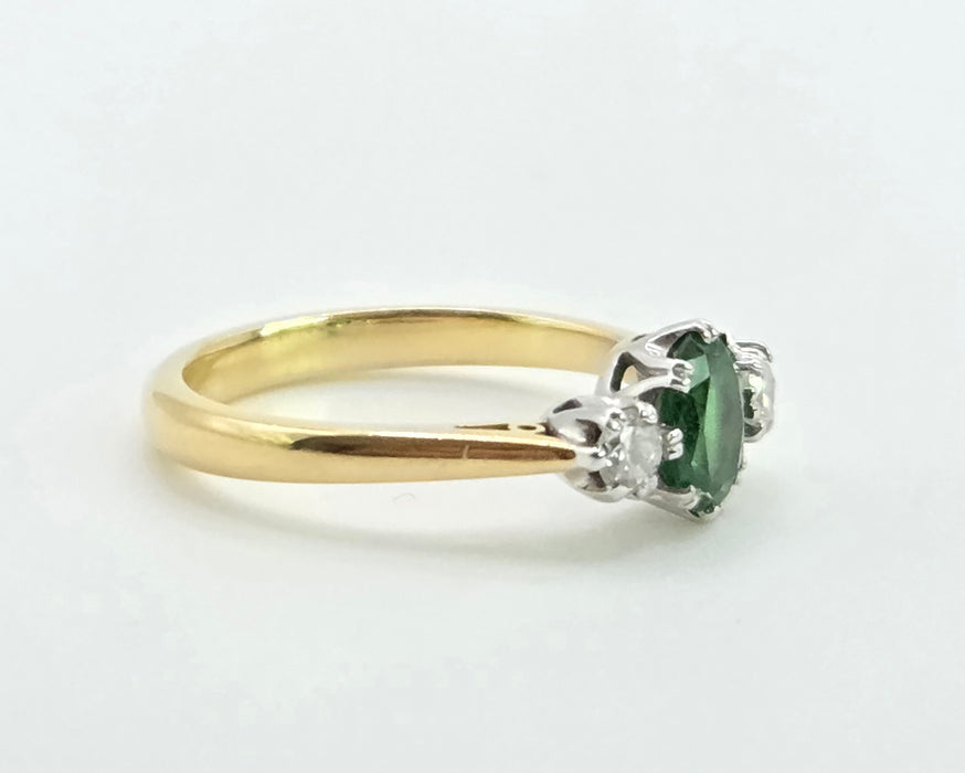2873: Vintage 18ct Gold Green Garnet & Diamonds 3-Stone Straight Ring