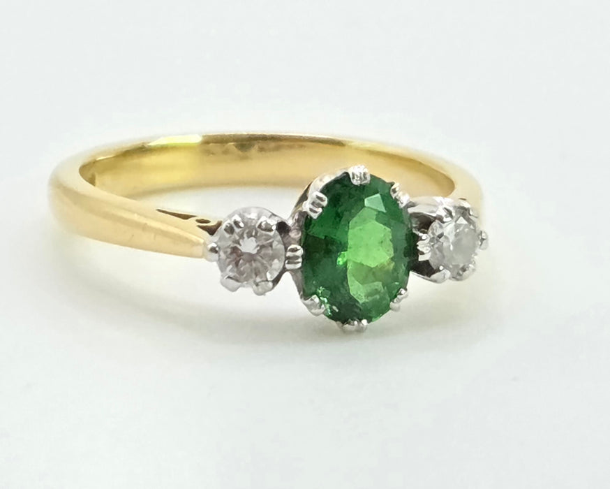 2873: Vintage 18ct Gold Green Garnet & Diamonds 3-Stone Straight Ring